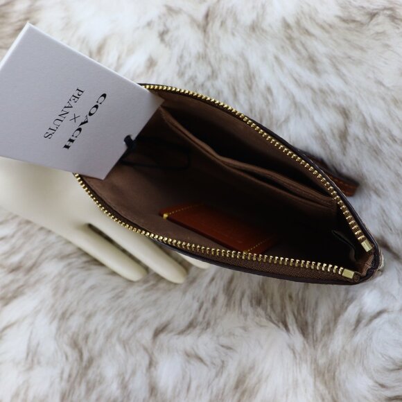 Coach x Peanuts Corner Zip Wristlet In Signature Canvas With Snoopy Print CBS82 - Picture 6 of 11